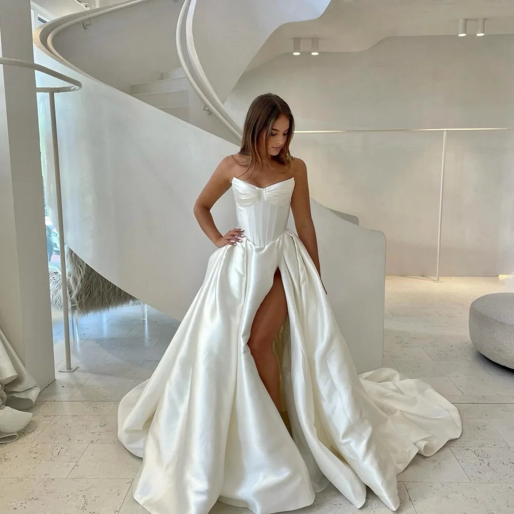 Amanda สีขาวด้านข้าง Slit ซาติน Strapless vestido femininos A-Line แขนกุด فساتة ความยาวชั้นที่กําหนดเองชุดแต่งงาน