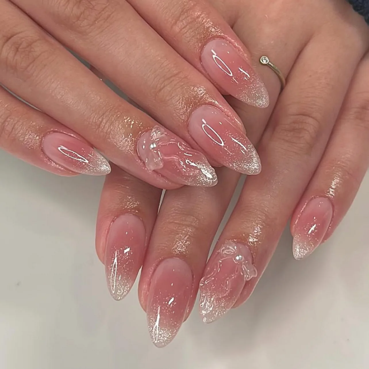 24Pcs Pink Mid-length Almond Fake Nails Round Head Design Full Cover Oval Flower Shell Press on Nails Reusable Pearl False Nail
