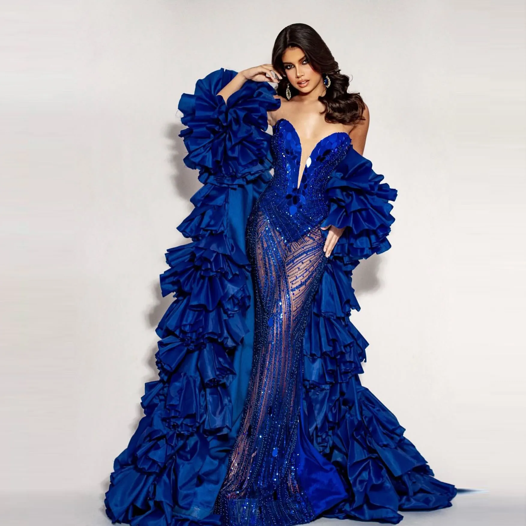 

Элегантное королевское синее пальто с рюшами, драматический объемный шлейф, структурированный атлас/тафта, верхняя одежда большого размера с оборками, зимнее пальто