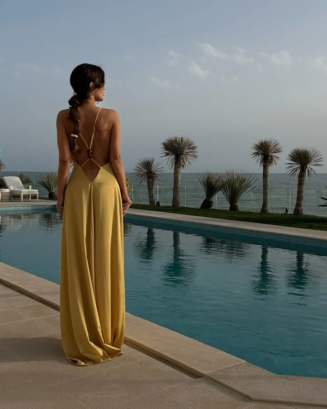 فستان ماكسي أنيق من الساتان بدون ظهر للنساء مثير بدون أكمام مكشوف الأكتاف ورقبة على شكل حرف v فساتين فضفاضة بطيات 2025 رداء أنيق للإجازات للسيدات #3