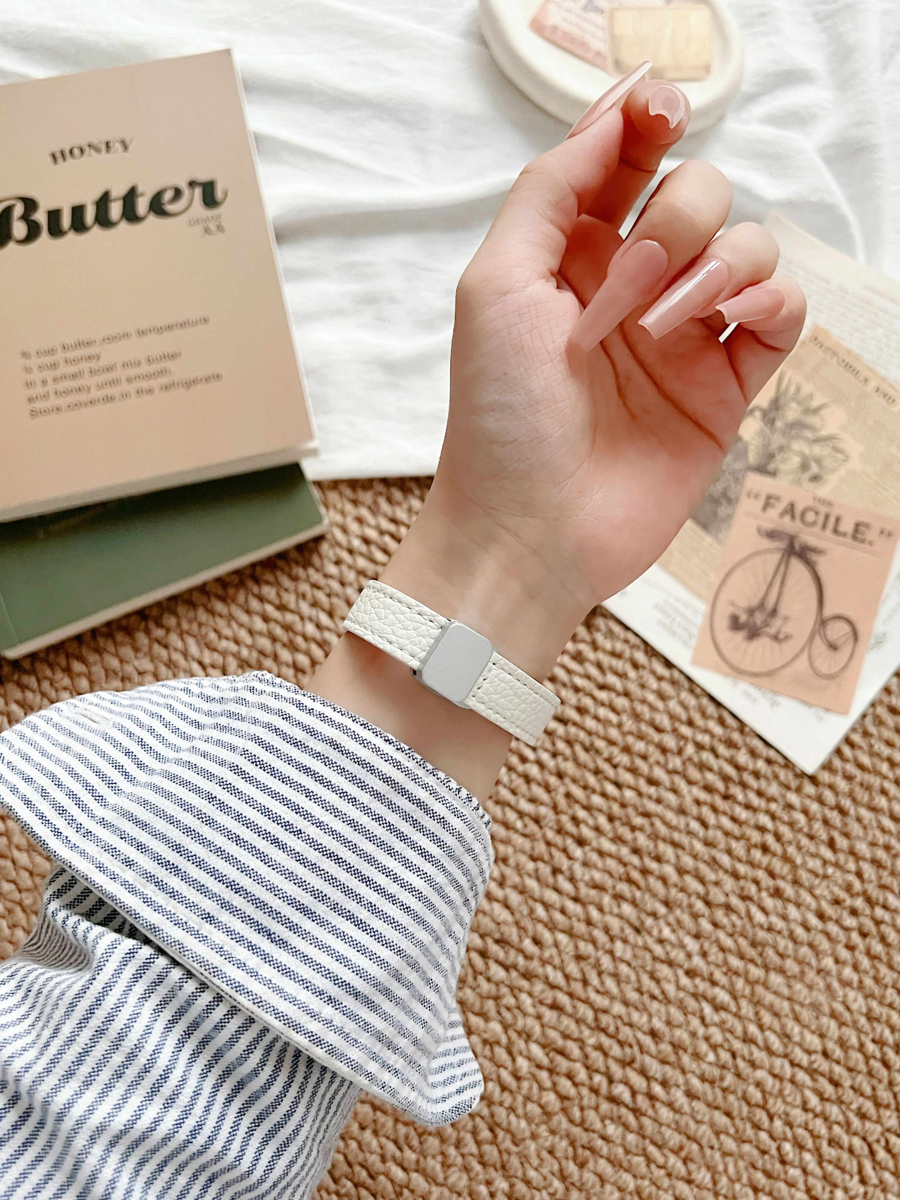 Suitable for Apple Watch lychee patterned magnetic buckle strap, synthetic leather strap, Apple Watch strap, suitable for casual