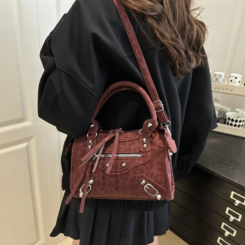 Vintage Wildlederähnliche Handtasche, Nieten-Reißverschluss-Dekor, Abnehmbarer Langer Riemen, Retro-Punk-Umhängetasche für Pendlerinnen – Detail 1