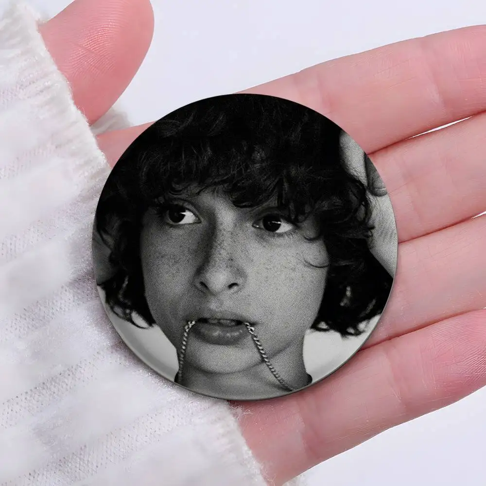 الممثل F-Finn W-Wolfhard شارات مستديرة رائعة شارة دبابيس الإبداعية للملابس قبعة ظهره هدية اكسسوارات