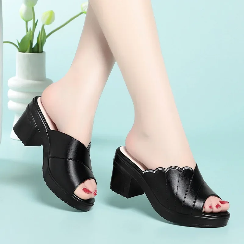 

Дышащие удобные мягкие кожаные тапочки 7 см, летняя обувь, женская обувь на платформе 2025 года, шлепанцы на среднем блочном каблуке для офиса и мамы