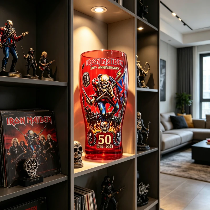 Vaso de Cerveza Iron Maiden Rojo, Edición 50 Aniversario 1975-2025, Vaso Artesanal con Adhesivo, Vaso Clásico de Rock Eddie The Trooper