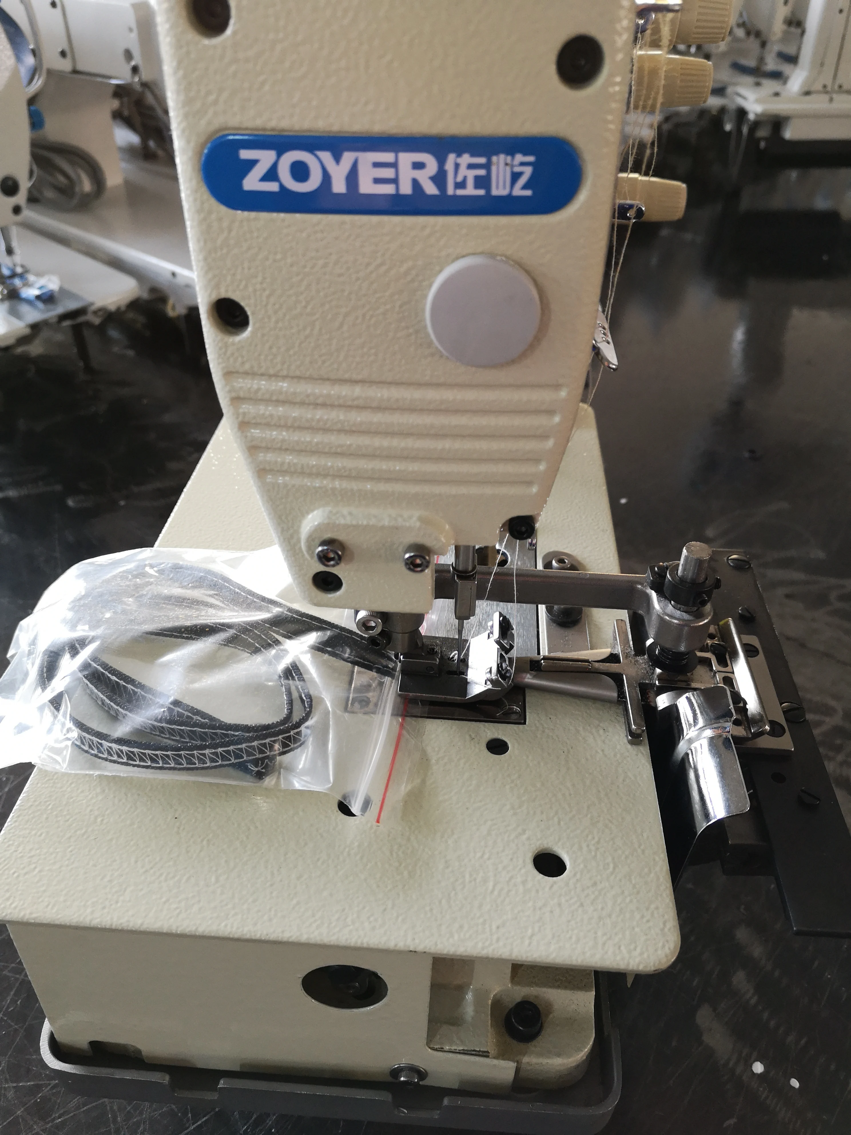 Zy2000c zoyer agulha dupla, cama plana, laço de cinto com cortador de tecido frontal, máquina de costura industrial