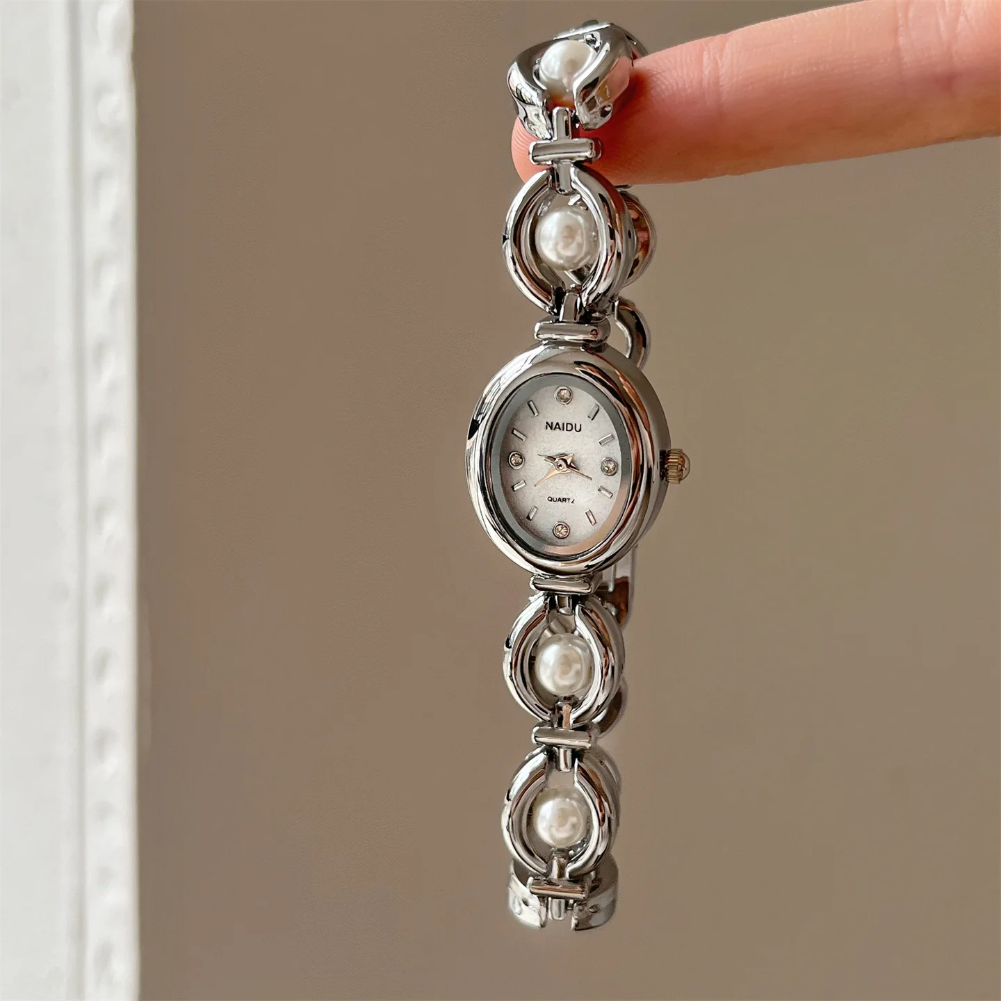 

Pearl white high-value bracelet watch, sophisticated and elegant quartz watch for women, high-end luxury women's wristwatch.
