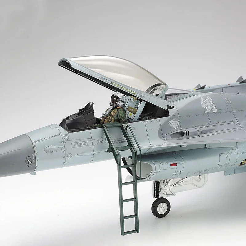 Kit Model pesawat rakitan Tamiya, 60315 F-16CJ Amerika, pertempuran elang 1/32