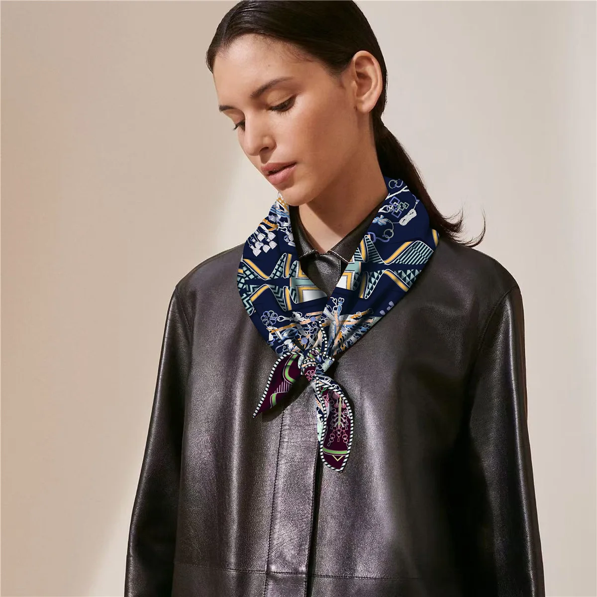 Sciarpa di seta arrotolata a mano con punteruolo a spalla Modello inclinato Primavera Nuova sciarpa quadrata multifunzionale Faionable da donna