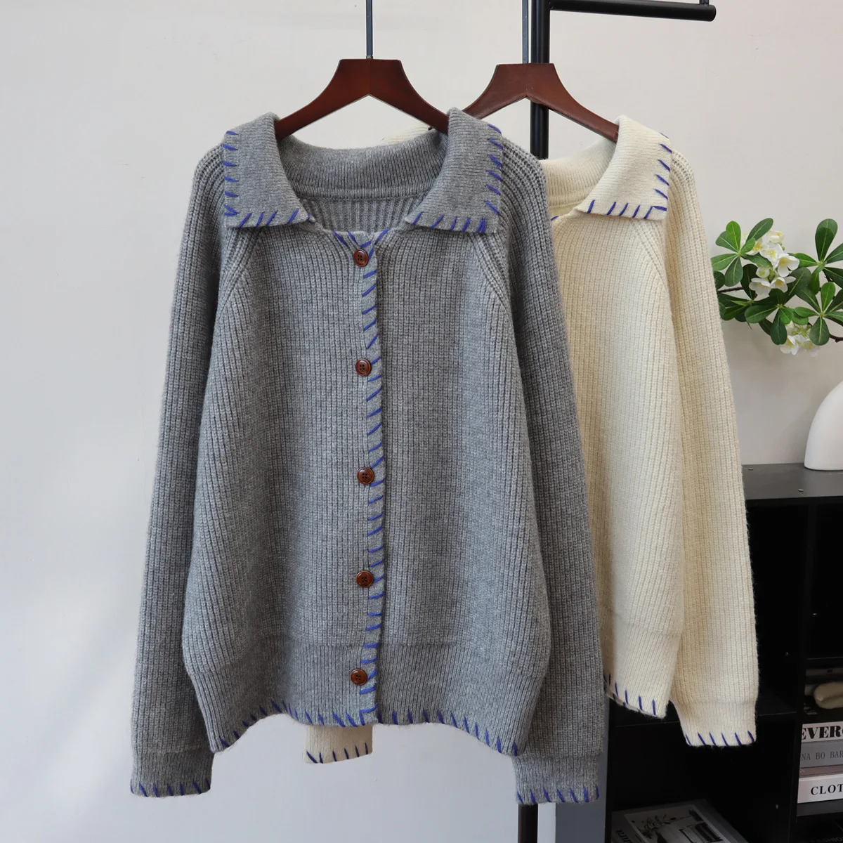 سترة نسائية قصيرة سترة محبوكة سترة صلبة بياقة مقلوبة وأكمام طويلة واحدة الصدر فضفاضة غير رسمية لخريف وشتاء 2025