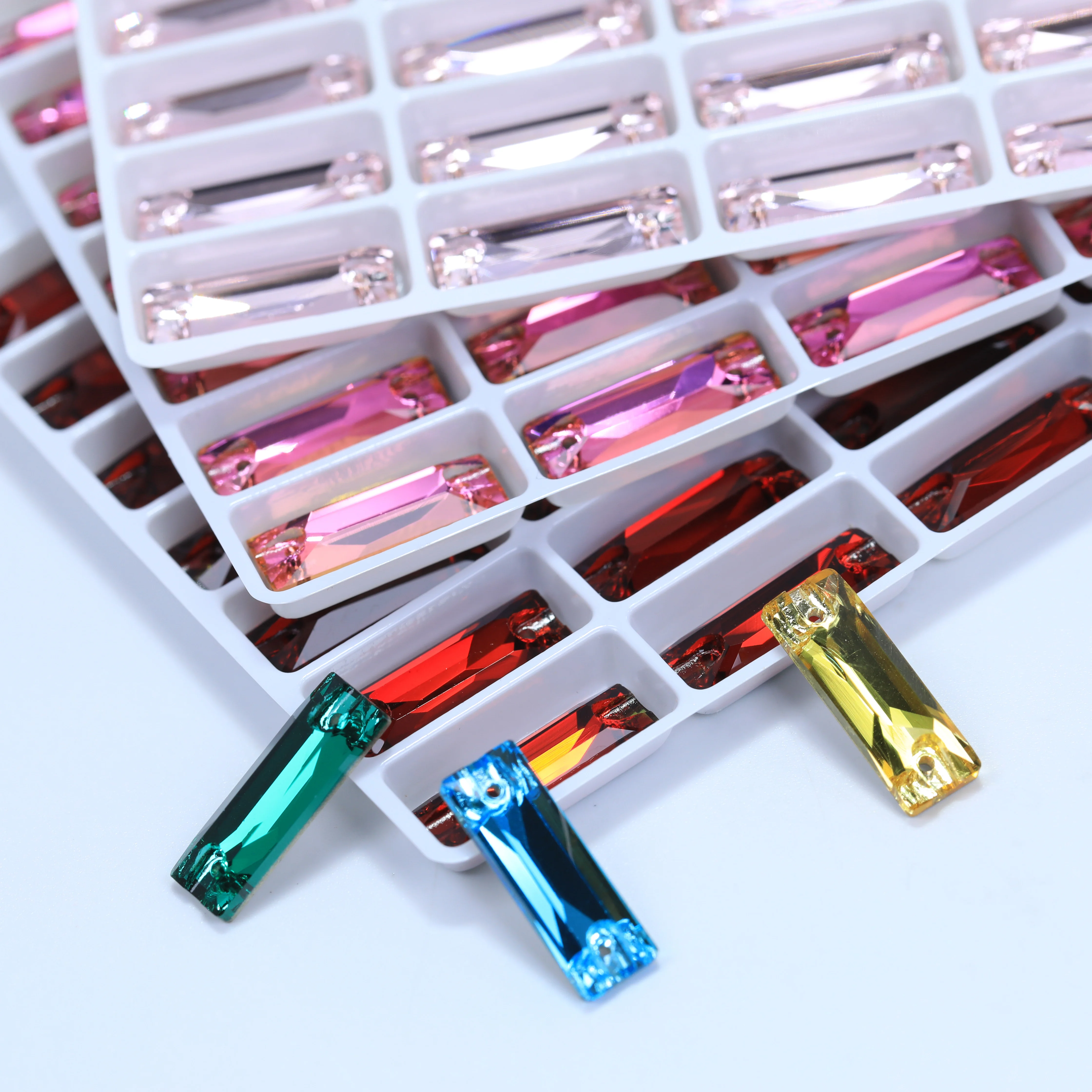 Glitzernder, farbig beschichteter langer Glas-Kristall-Baguette-Applikationsstein zum Aufnähen als Haaraccessoire, Dekoration, DIY-Bastelverzierung – Detail 2