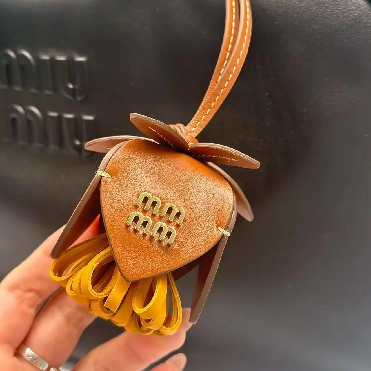 Nuovo ciondolo a forma di fiore francese Corda in pelle di vacchetta Accessori in metallo Ciondolo per borsa Corda a mano Confezione regalo