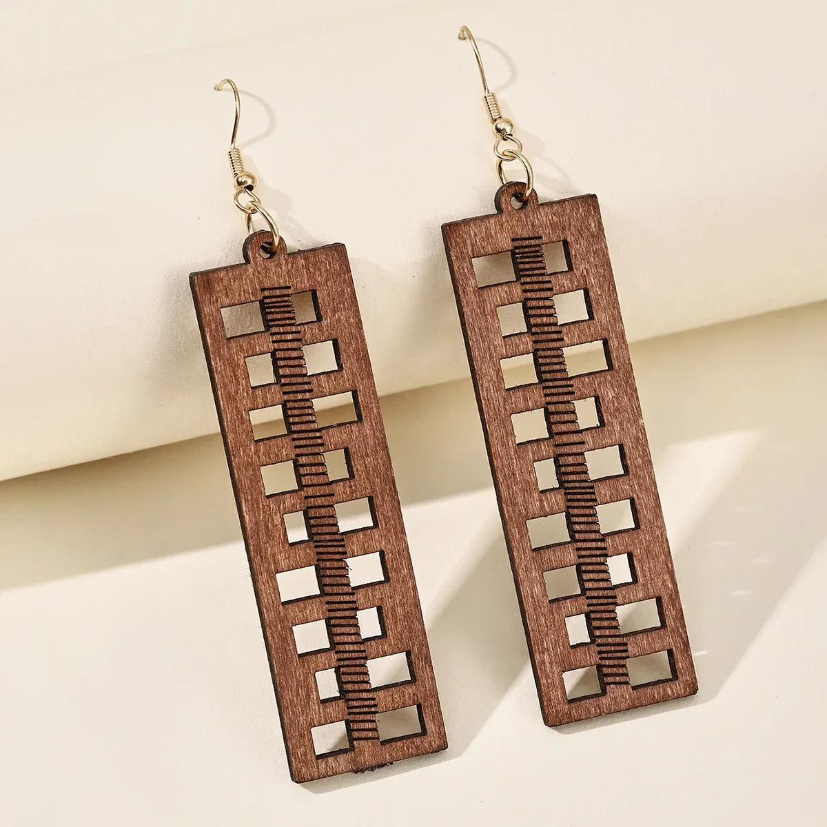 Vintage Fashion Wood Hollow Out Pattern Drop Earrings for Women Popular Ethnic Minimalist Wooden Earrings Lady Earrings Gift