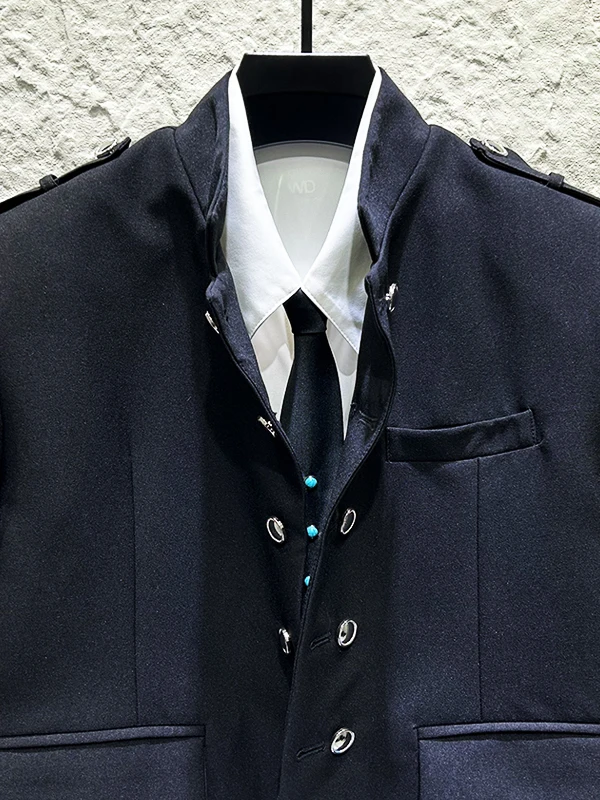 الذكور الوقوف طوق بليزرات قصيرة الرجال 2025 الخريف جديد شخصية زر الديكور مزدوجة الصدر مبطن الكتف البدلة الستر