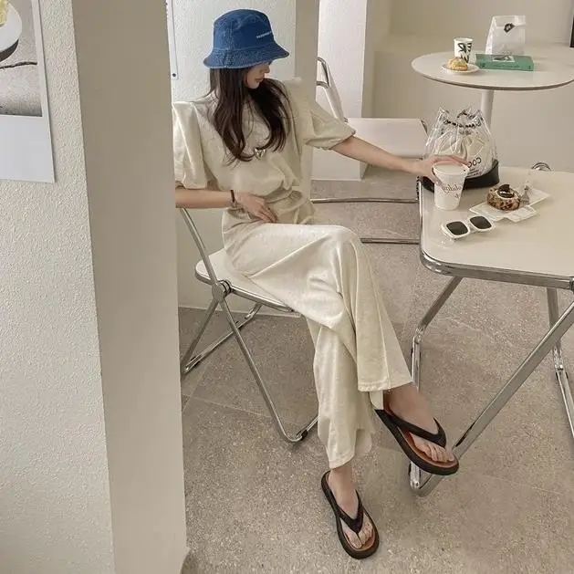 

Женский комплект: футболка с широкими плечами и рукавами до локтя, а также свободные брюки. Модный весенне-летний новый товар от Zhi Che.