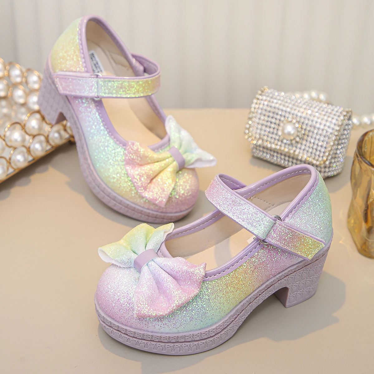 A Pair of Little Fairy-Style Princess Shoes for Girls with Light Floral Patterns and Bowknots, Featuring Small High Heels