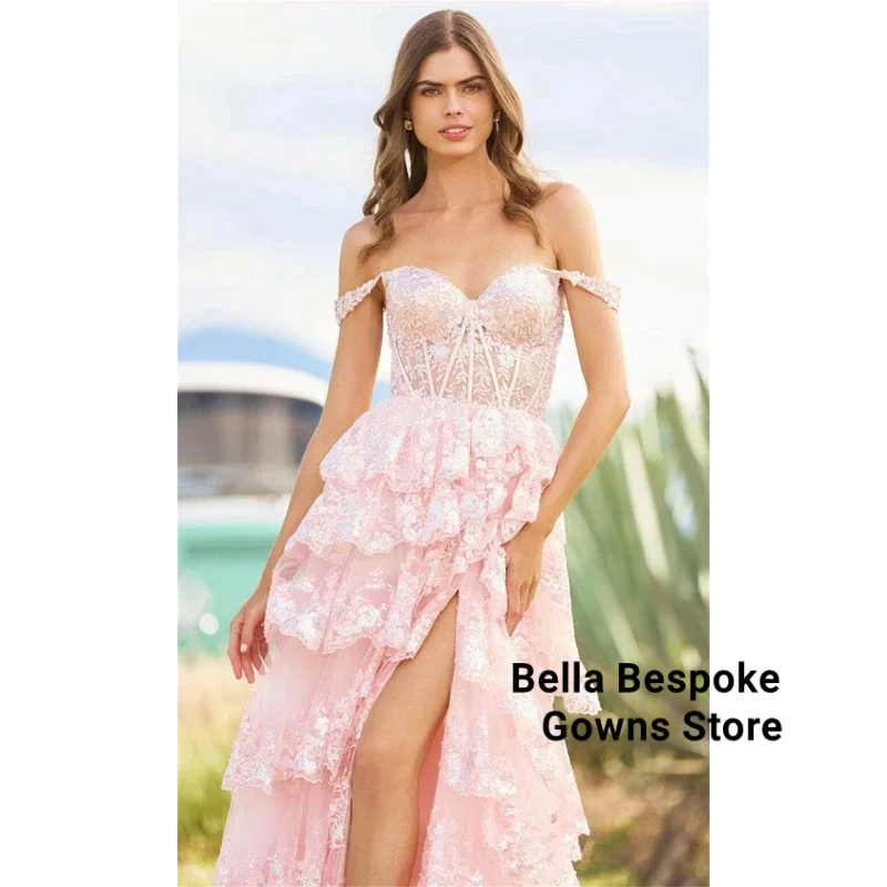 فستان أنيق بدون أكتاف متعدد الطبقات للحفلات الراقصة مخصص من الجانب بفتحة عالية من الدانتيل فساتين حفلات الأميرة اللامعة