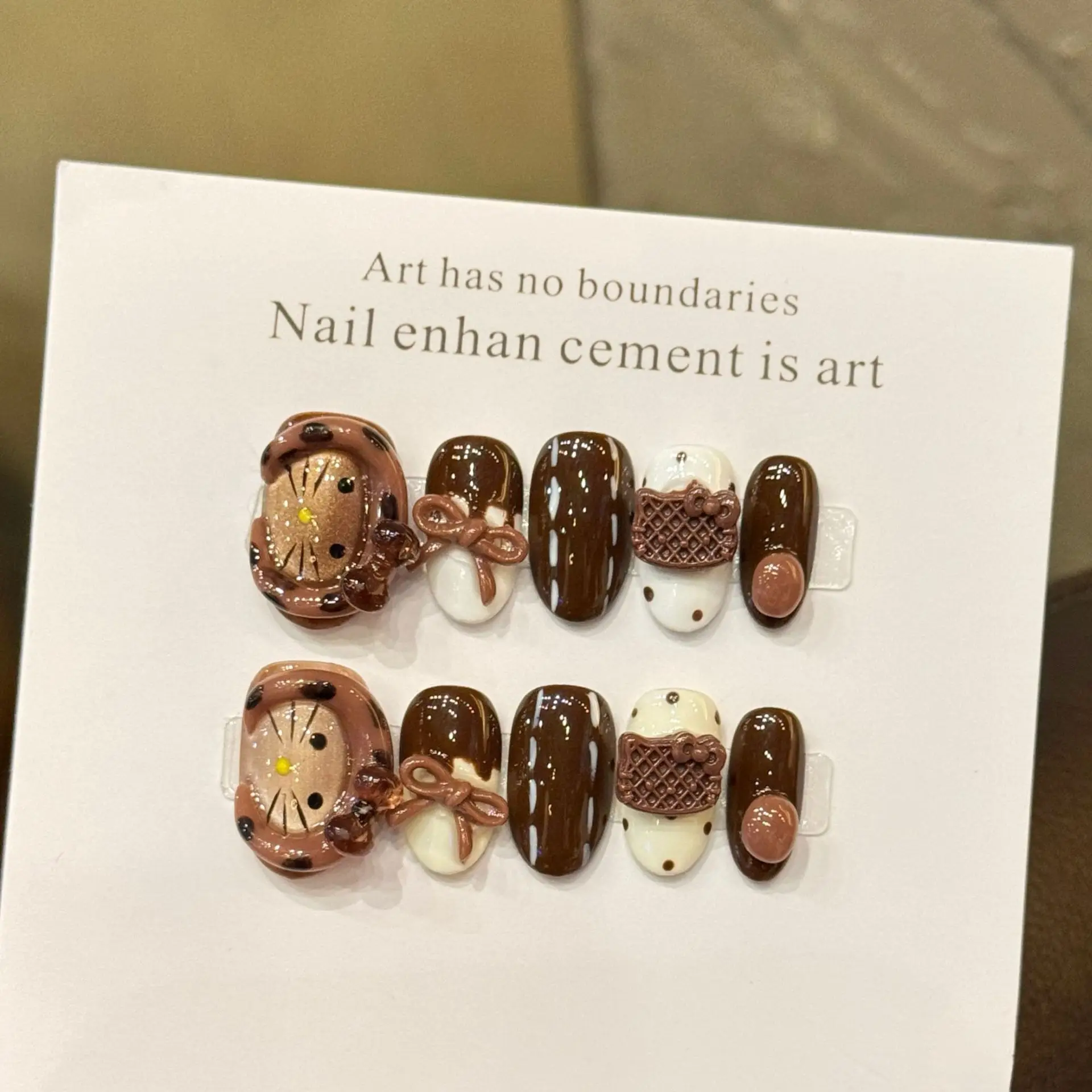 เล็บปลอมสำเร็จรูปแบบกดติด 10 ชิ้น ดีไซน์แมววาดมือ ทรงรีสั้น พร้อมอุปกรณ์ 3 ชิ้น กาวติดเล็บแบบแผ่น