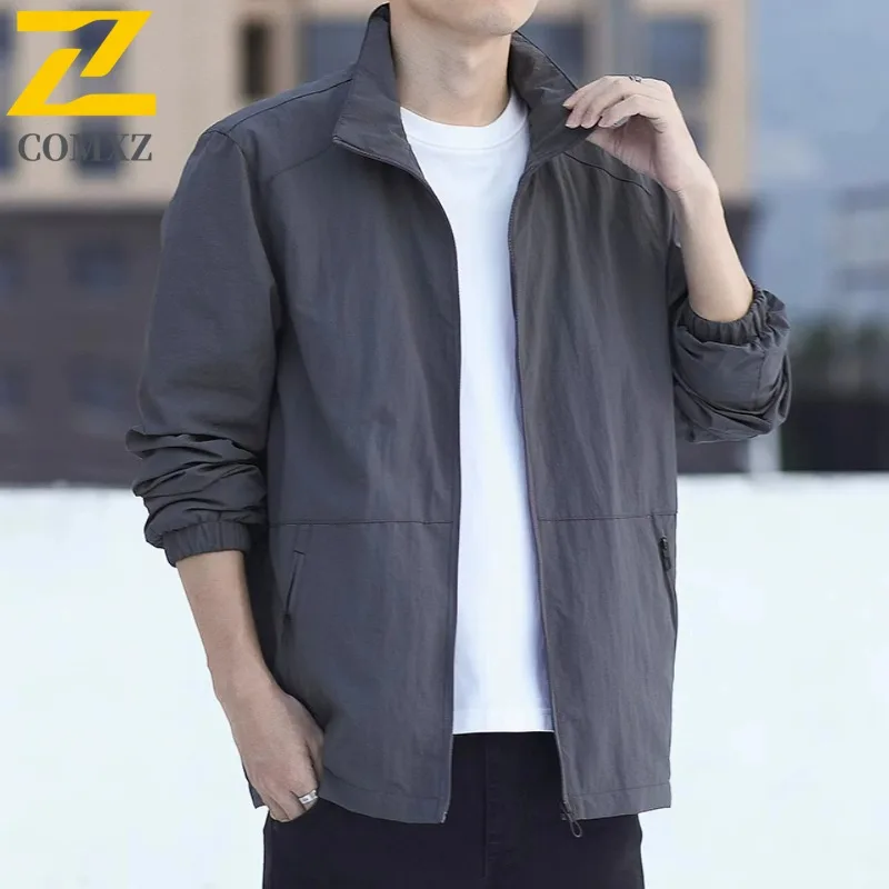 COMXZ سترات ذات ياقة ثابتة ماركة جديدة فاخرة كورية فضفاضة للسفر والتخييم سترة واقية سترة واقية 2025 معطف واق من المشي للرجال #1