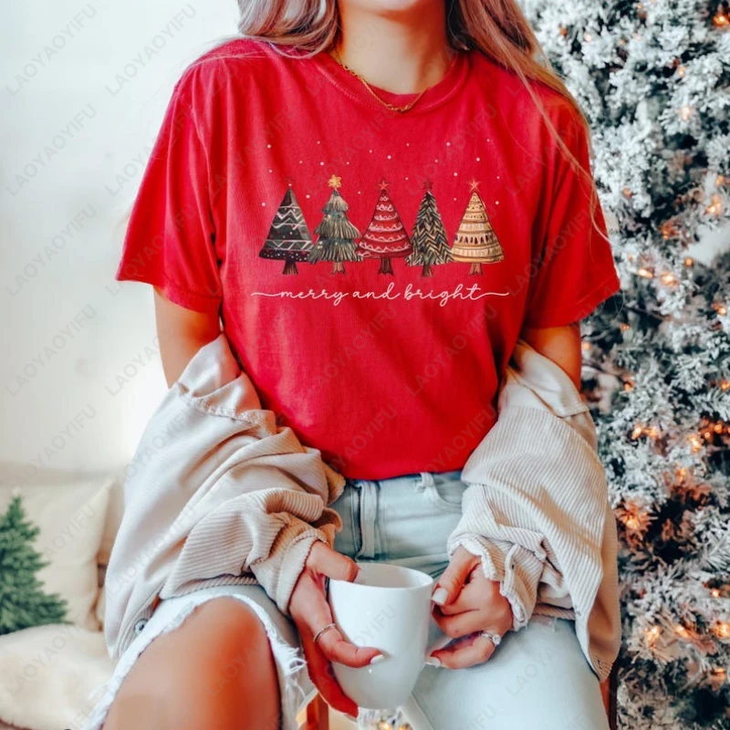 Kaos Natal Merry and Bright Trees Wanita Pria Liburan Tahun Baru Xmas Chic Musim Dingin Kaos Katun Berkualitas Tinggi Lengan Pendek Hadiah