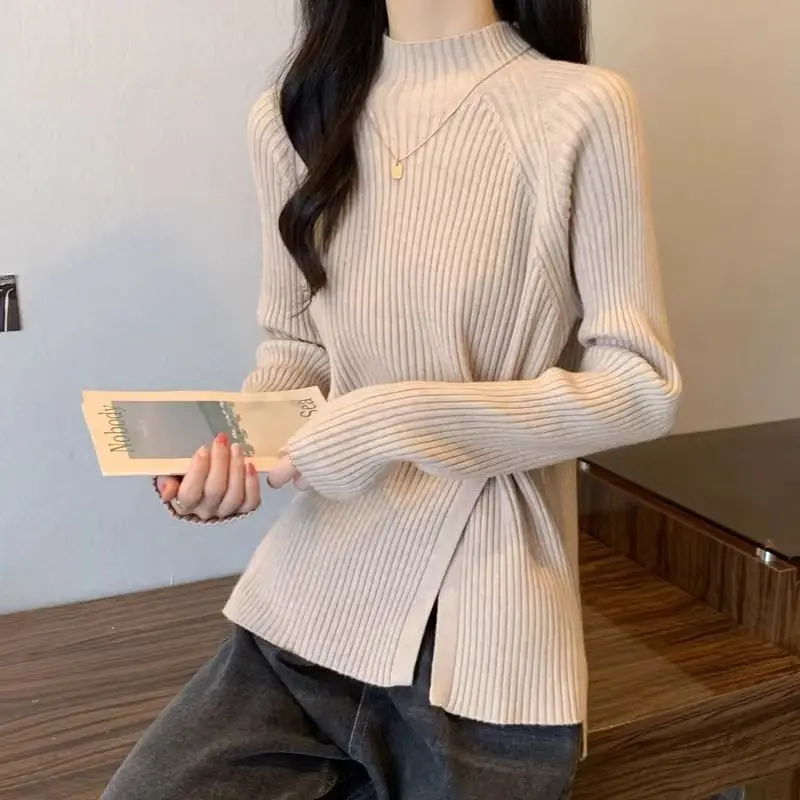 Suéter caqui de medio cuello alto para mujer, camisa básica de punto con hendidura prensada, nueva temperatura, otoño e invierno, 2025