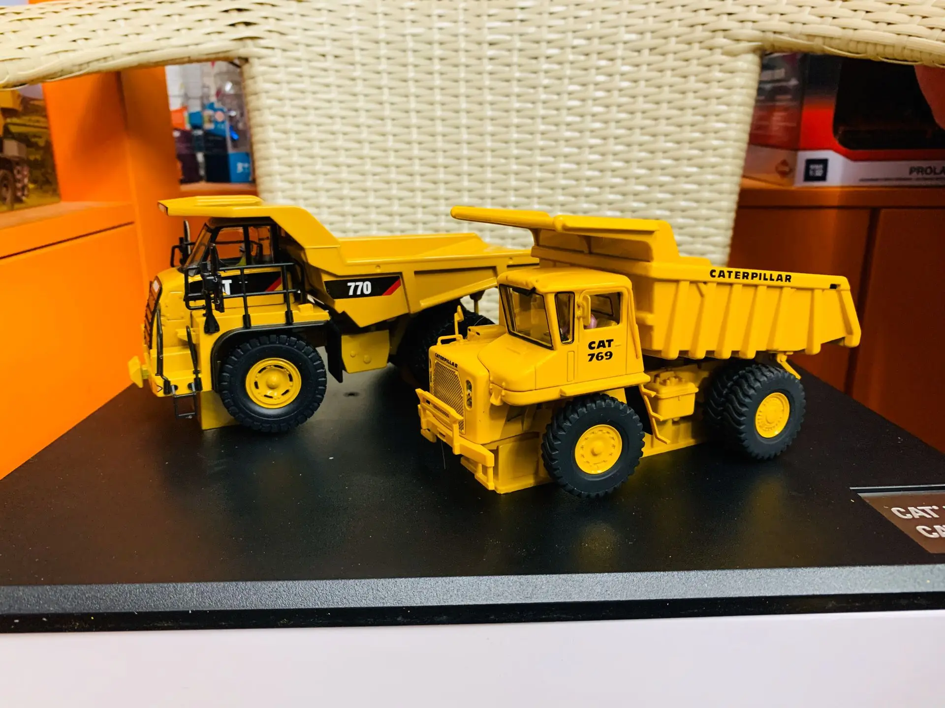 

DM-85562 1:50 769 и 770 Off Road Truck - Коллекционная строительная техника, украшение сцены, подарок на день рождения для мальчика