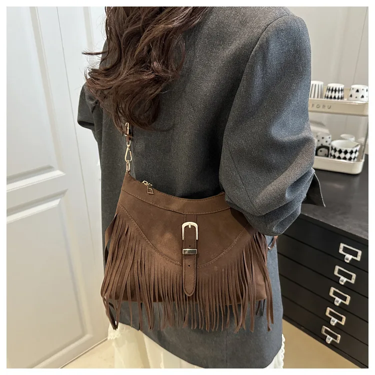 Wildleder-Umhängetaschen mit Fransen und Metallschnalle, verstellbarer Riemen, Halbmond-Umhängetasche im Western-Stil für Damen, für Reisen und den Alltag – Detail 18