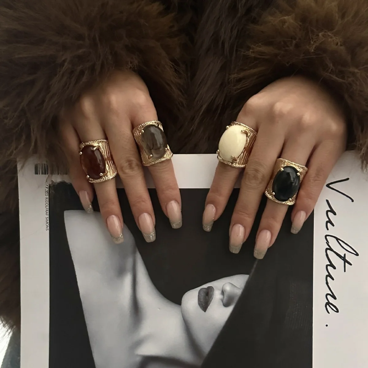 

Новое модное геометрическое кольцо из смолы ручной работы, украшение в стиле хип-хоп, инкрустированное сплавом, женское кольцо неправильной формы, аксессуар