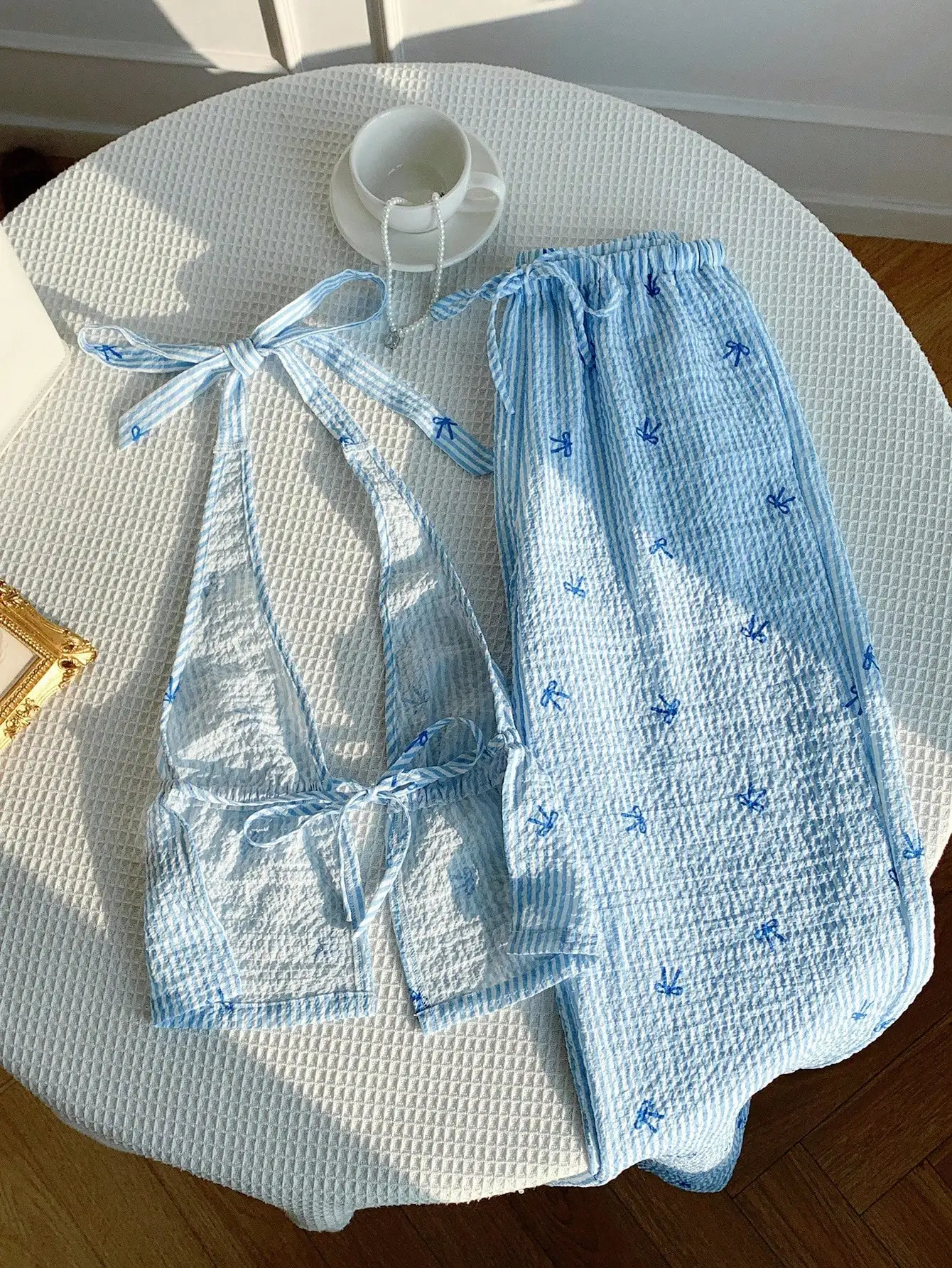 Blauw gestreepte 2-delige set: halter crop top en losse broek met wijde pijpen met strikprint, zomerstrandresortkleding voor dames