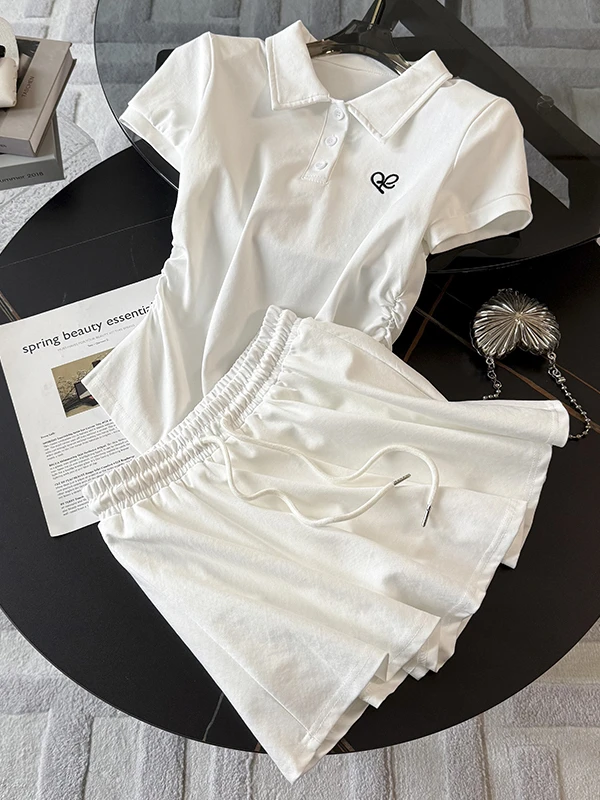 

Модный молодежный повседневный спортивный комплект для женщин, летний корейский стиль, белый топ с короткими рукавами, короткая юбка, комплект из двух предметов