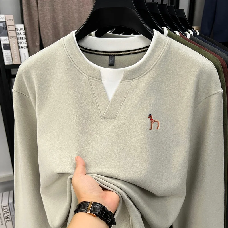 Hochwertiges Herren-Langarm-T-Shirt mit Rundhalsausschnitt, Zweiteiler-Optik, Farbblockierung, Besticktes T-Shirt, Modischer Trend in Herrenbekleidung – Detail 11