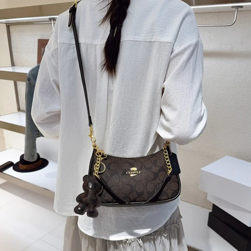 

Elegant Ladies Handbag Crafted From Arrow-Patterned Leather Featuring Popular Classic Elegant And Casual Vintage Style