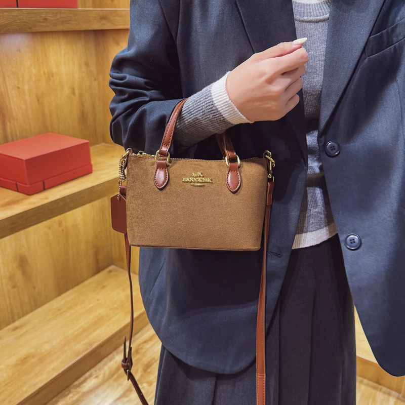 패션을 선도하는 여성용 핸드백, 스톤 마텐 프린트 가죽으로 제작되었으며, 고급스러운 모나코 스타일의 가볍고 부드러운 모던한 디자인을 특징으로 합니다.