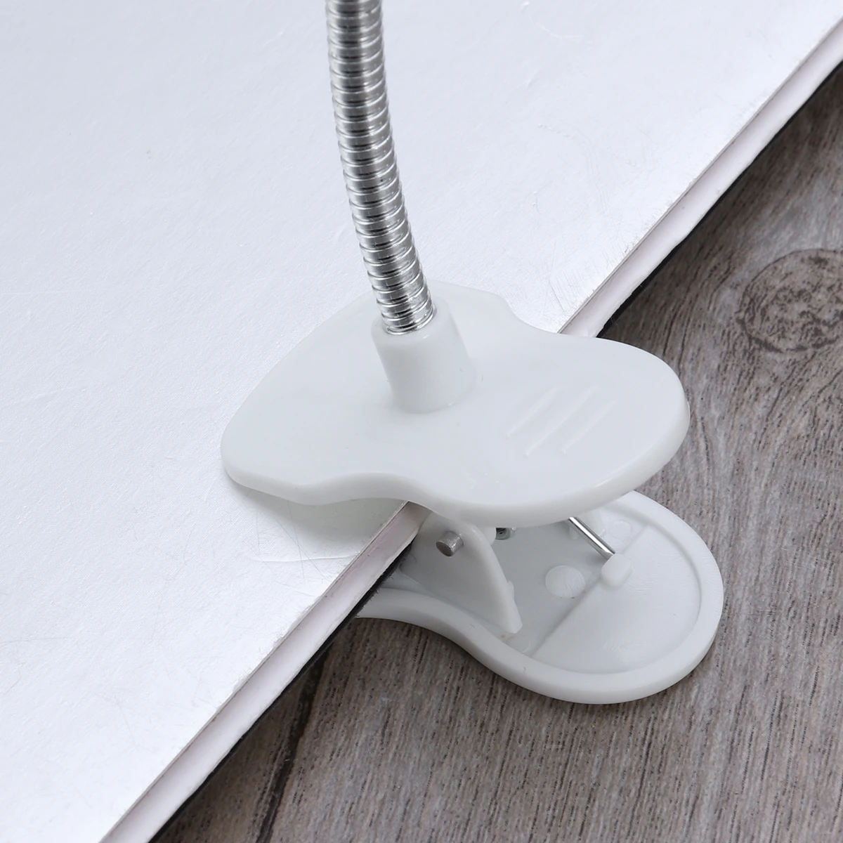 

LED Eye Protection Desk Lamp Mini Clip Clamp Heart Shaped Powered Switch Control Soft Beams Glare Free Brightness