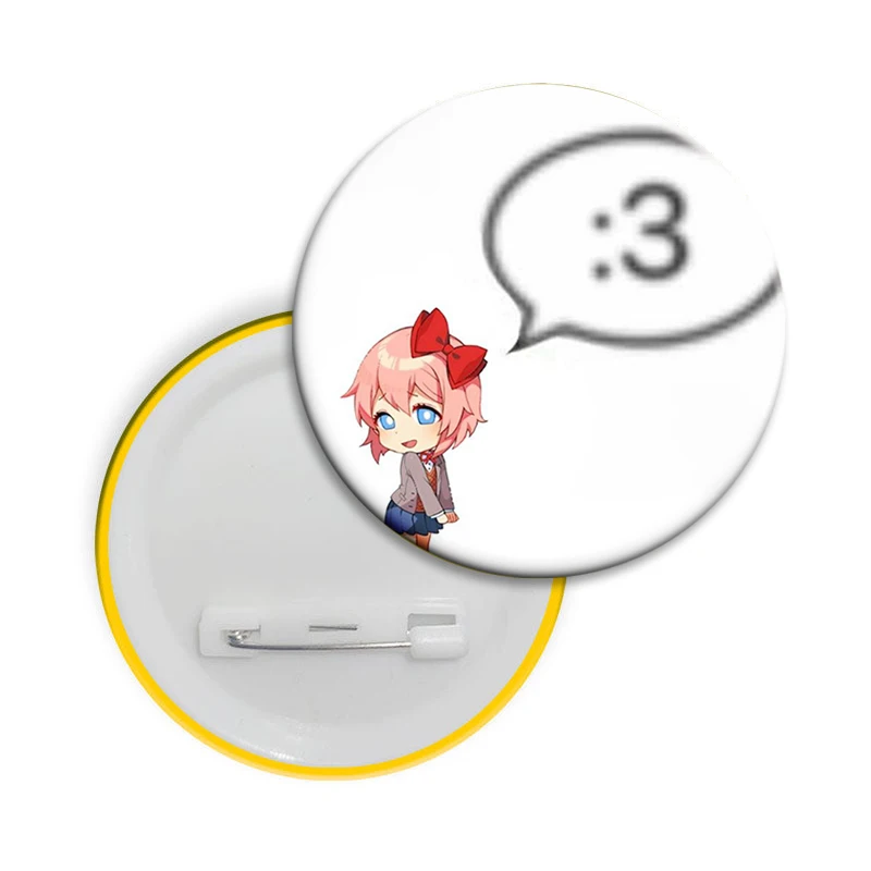 أنيمي دوكي دوكي نادي الأدب! دبابيس الأزرار Natsuki Sayori Monika الإبداعية بروش الكرتون شارة لهدايا ديكور حقيبة الظهر طوق