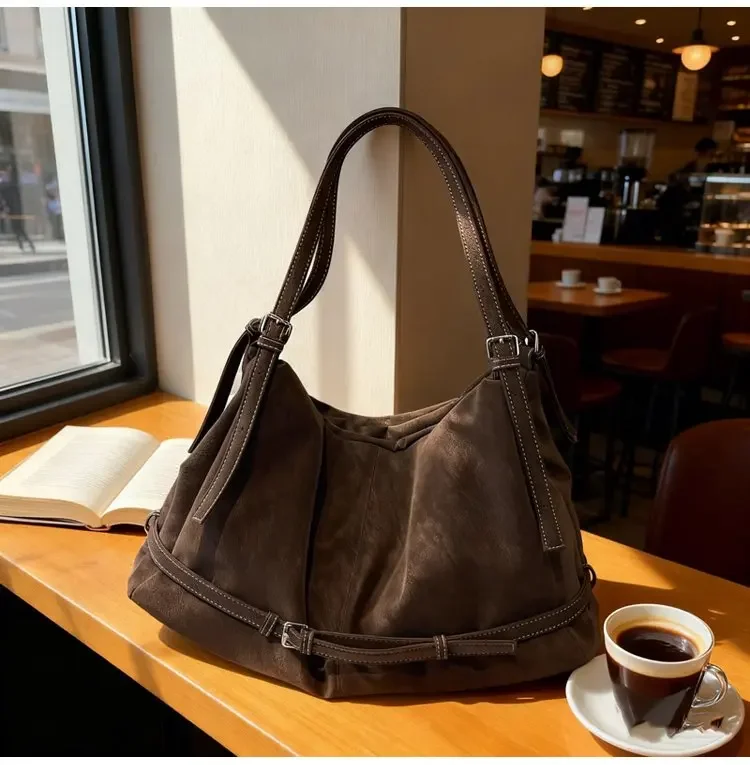 CEEKAY Damen Hobo-Tasche, dunkelbraun, Wildleder-Textur, große Schulterhandtasche, seitliches Schnallendetail, Reißverschluss, für den täglichen Pendelverkehr, lässig – Detail 9