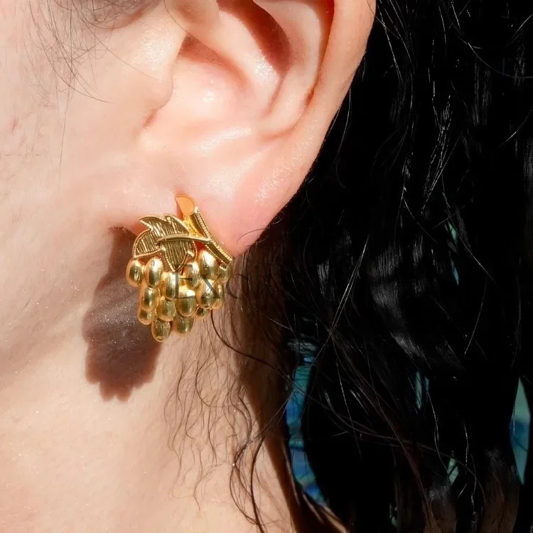 Plain gold fruit earrings, versatile for summer commuting