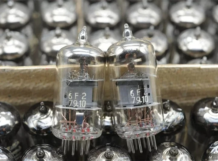 Para Shanghai 6F2, reemplaza directamente a ECF82/6U8/ECF802, con todos los componentes en stock y tubos electrónicos nuevos y emparejados.