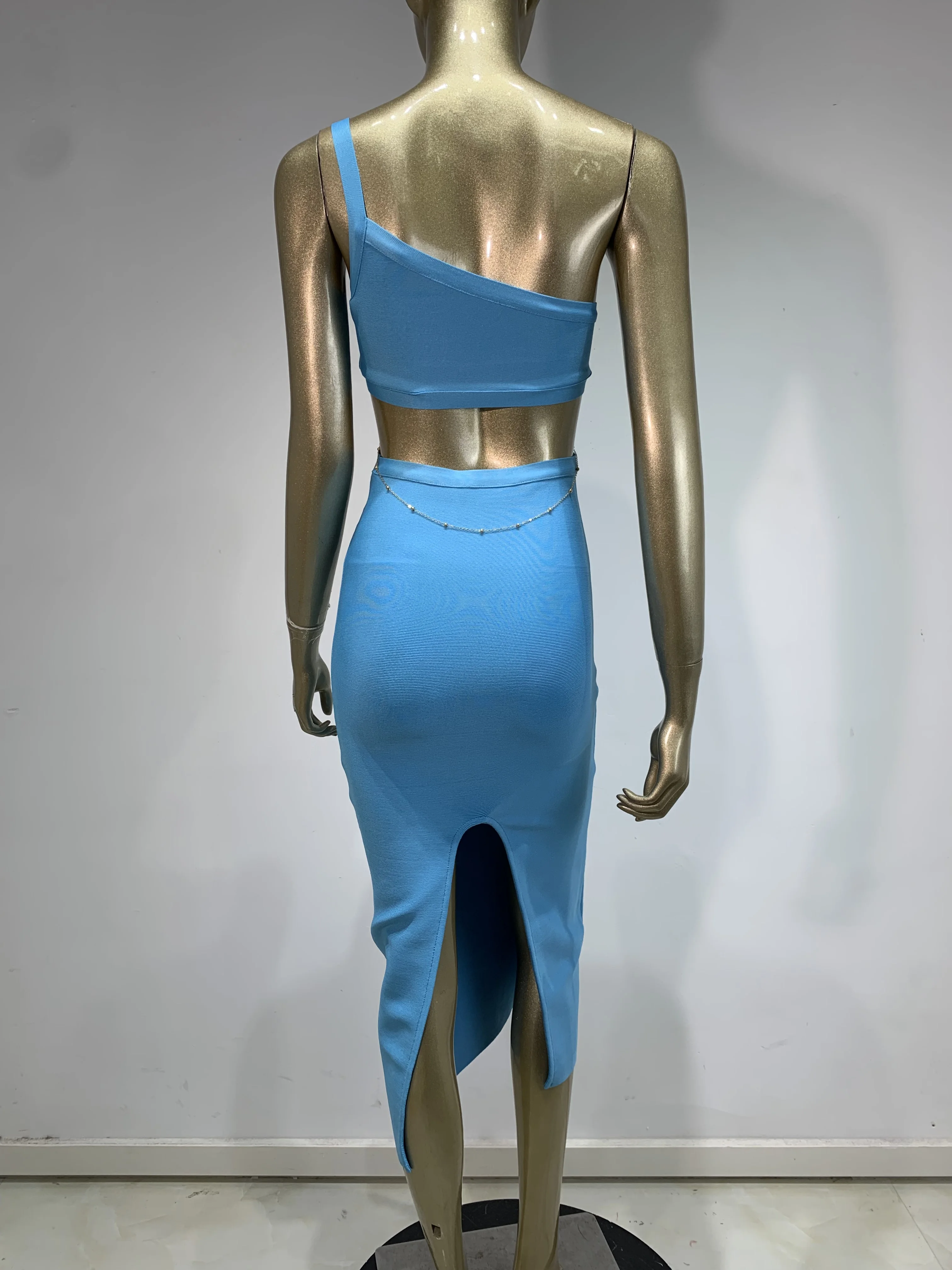 ผู้หญิงฤดูร้อน Sky Blue ผ้าพันคอ High Street หนึ่งไหล่ตัดโซ่กลับ Midi ลูกวัวชุดราตรียาวชุด Guest Looking