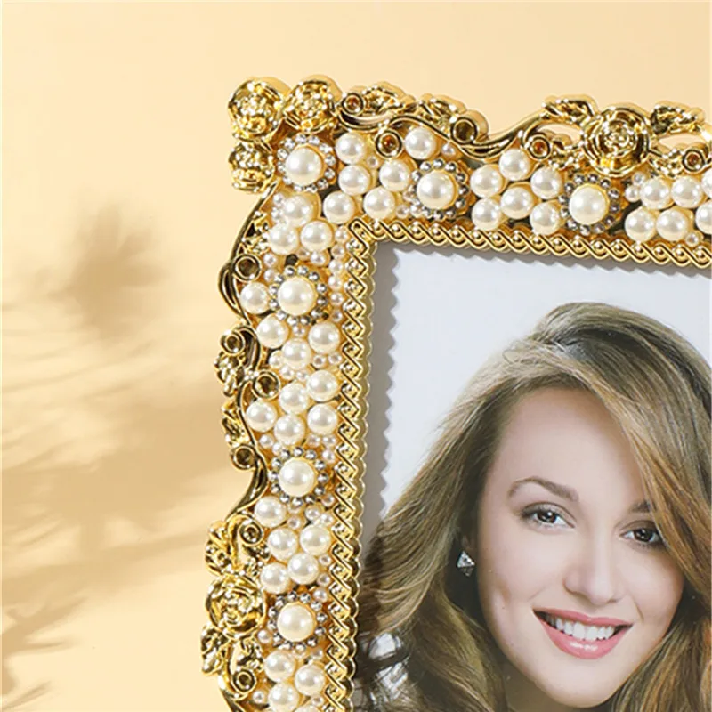 European-Inspired Pearl Frame with Diamond-Like Sparkle