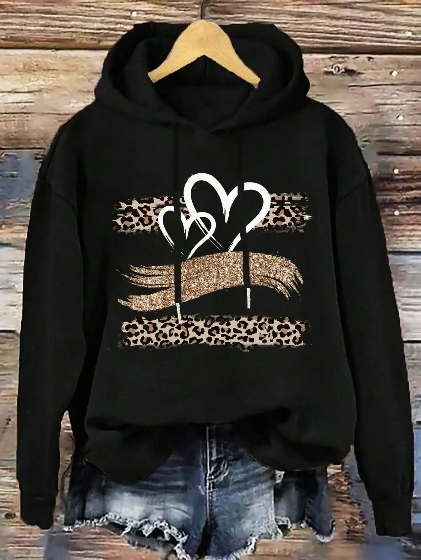 

Black Leopard Print Heart Graphic Hoodie for Women, Loose Fit Autumn Winter Casual Sweatshirt