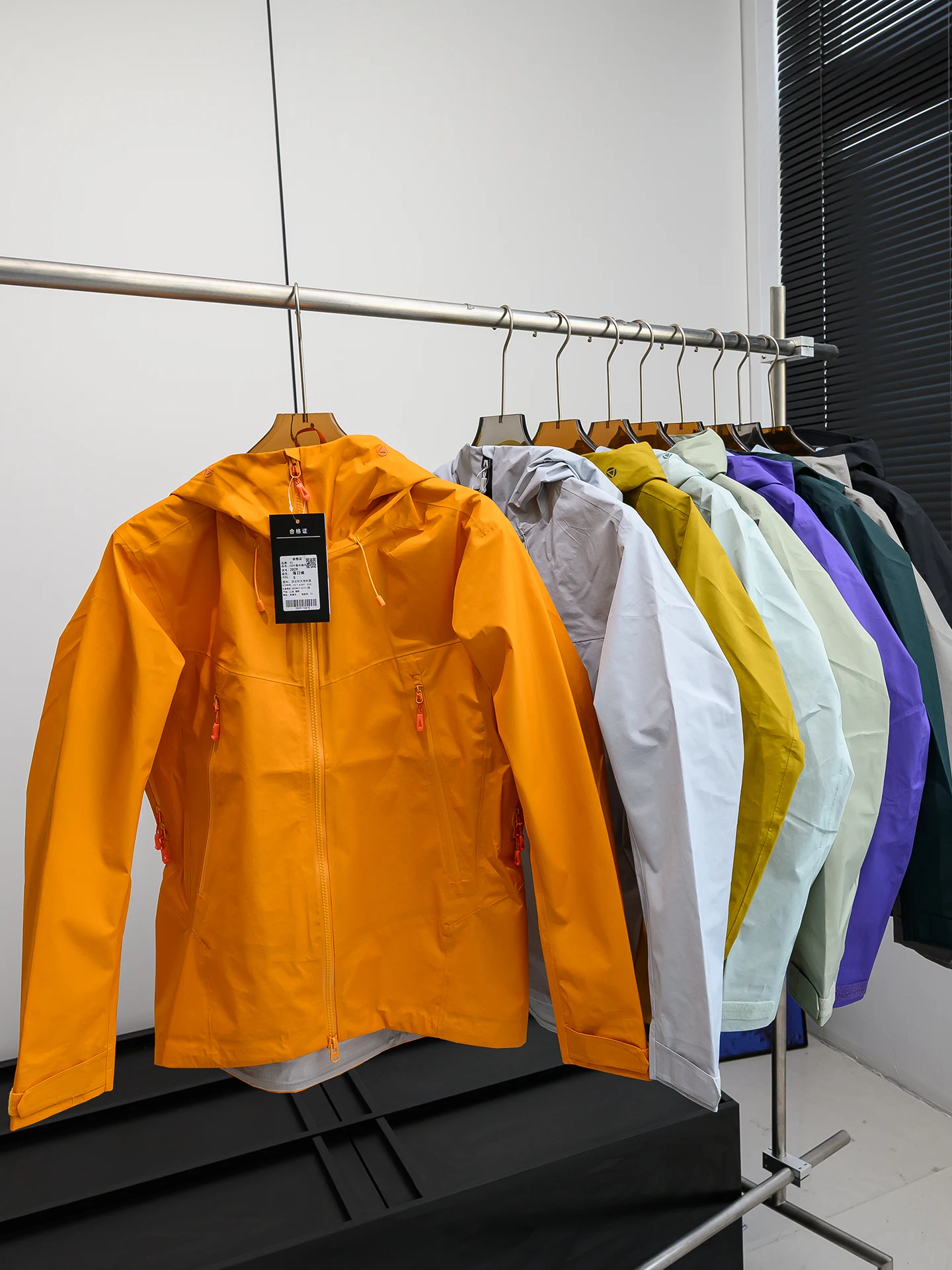 

Outdoor Hard Jacket Men's Spring Summer Lightweight Breathable Waterproof Zipper Armpit Design Casual Style Coat