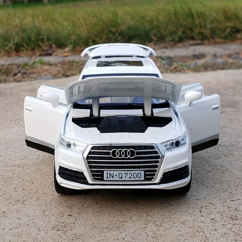 1:32 Audi Q7 SUV Alloy Car Model Diecast & Toy Vehicles Metal Car Model Simulation Sound and Light Collection Childrens Toy Gift