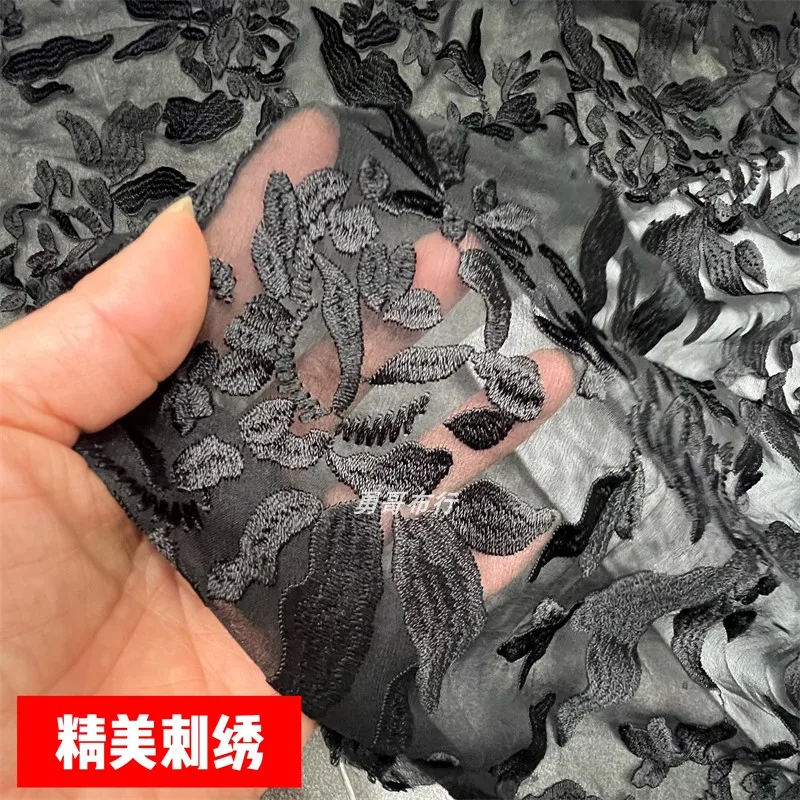 Gonna cava tridimensionale con fodera ricamata in seta traslucida e tessuto per abbigliamento superiore