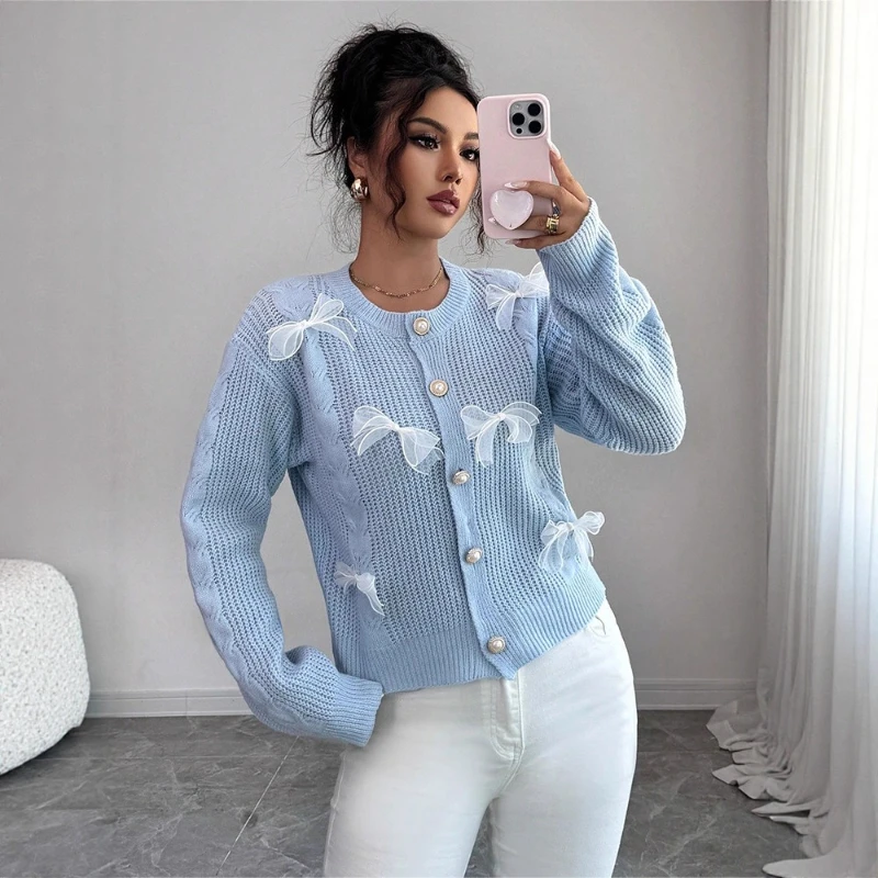 

2025 новый зимний однотонный модный утолщенный вязаный свитер с жемчужными пуговицами и бантом для женщин