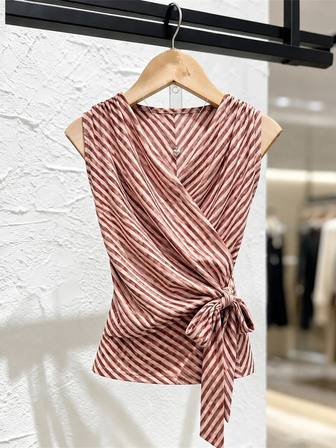 

Elegant Slimming Stripe Sleeveless Top Korean Style Commute Fashionable Summer Silk Women's Vest Shirt Classy Casual Wear