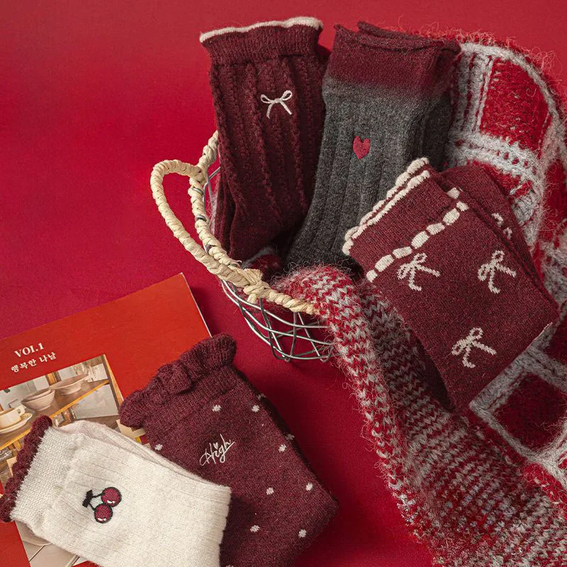 

Комплект из 5 пар. Самый популярный стиль. Носки средней длины для девочек на осень и зиму.Модные и универсальные. Красные рождественские носки Анкер