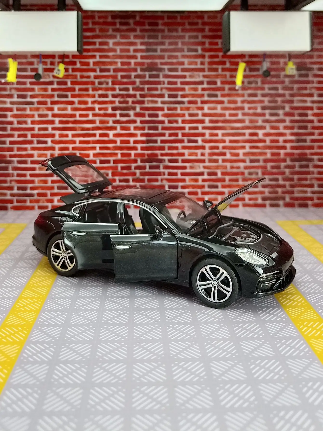 โมเดลรถโลหะผสม Palamera ขนาด 1:32 พร้อมประตูทั้งสองข้างที่สามารถเปิดได้ และฝากระโปรงหน้าและฝากระโปรงท้ายสามารถเปิดได้