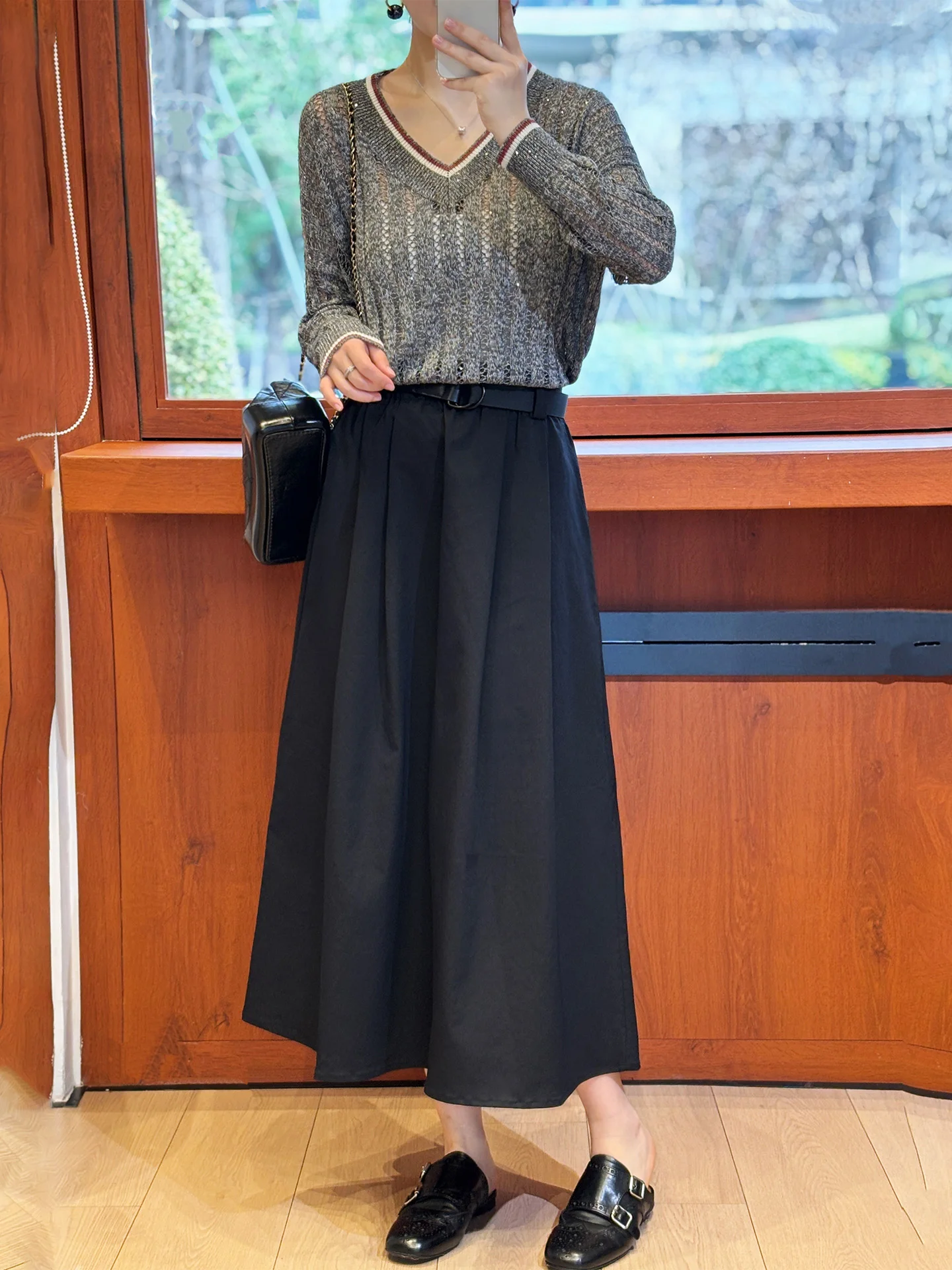 

Итальянский элегантный свитер с V-образным вырезом, длинными рукавами, ажурной вязкой и блестящими пайетками, создающий непринужденный и изысканный образ.