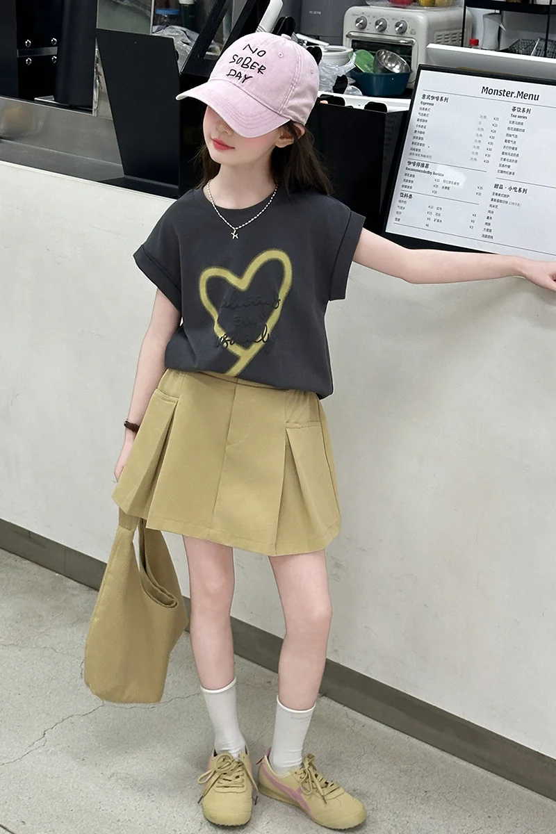 Mädchenanzug, Sommer-T-Shirt mit süßem Herz-Print, kurzärmelig, und plissierter Minirock mit Taschen, zweiteiliges Set, Kinderkleidung – Detail 4